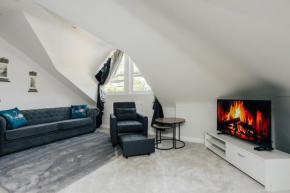 Luxury central apartment sleeps 7 guests with free parking and Netflix